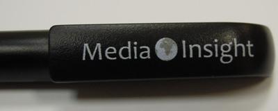 Печать логотипа на чёрной пластиковой ручке